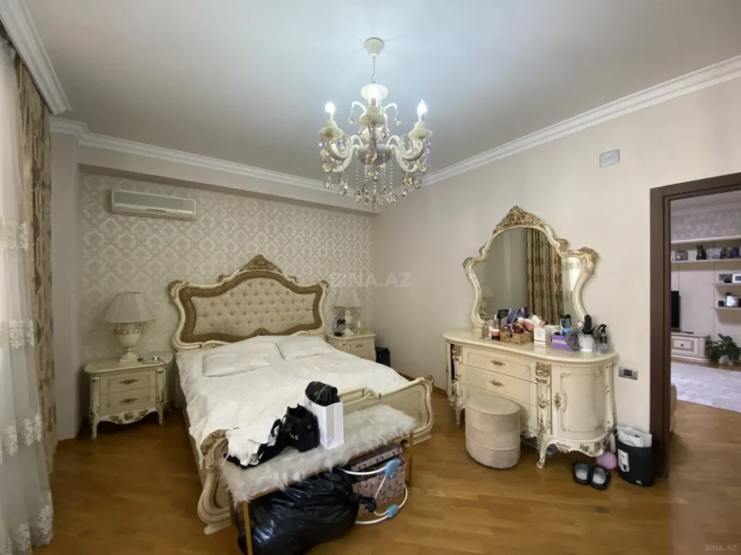 Satılır 4 otaqlı mənzil 177 m²