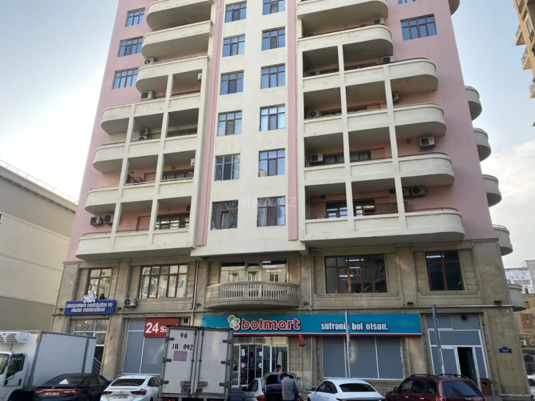 Satılır 4 otaqlı mənzil 177 m²