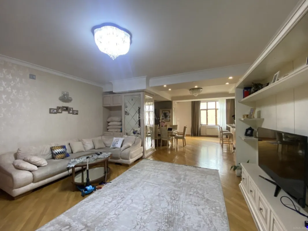 Satılır 4 otaqlı mənzil 177 m²