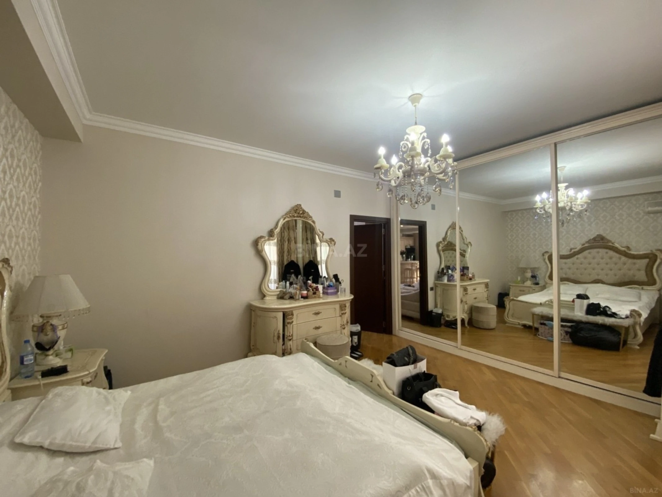 Satılır 4 otaqlı mənzil 177 m²