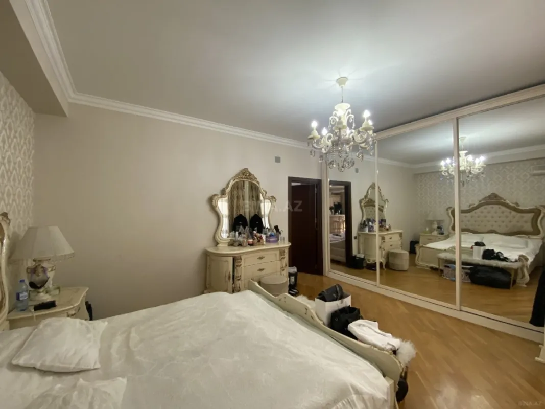 Satılır 4 otaqlı mənzil 177 m²