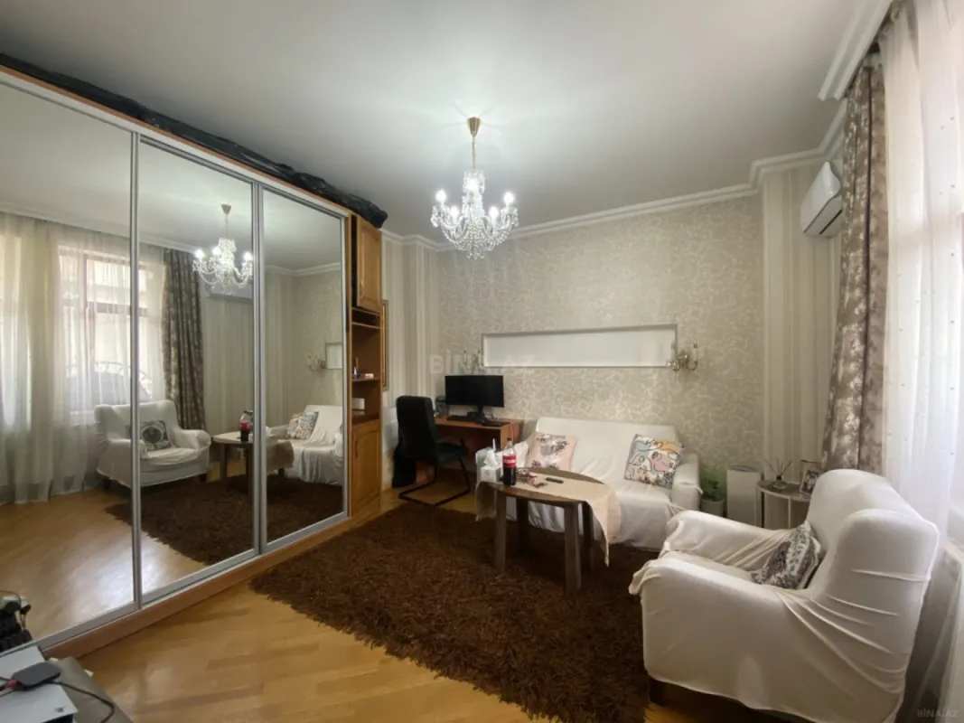 Satılır 4 otaqlı mənzil 177 m²