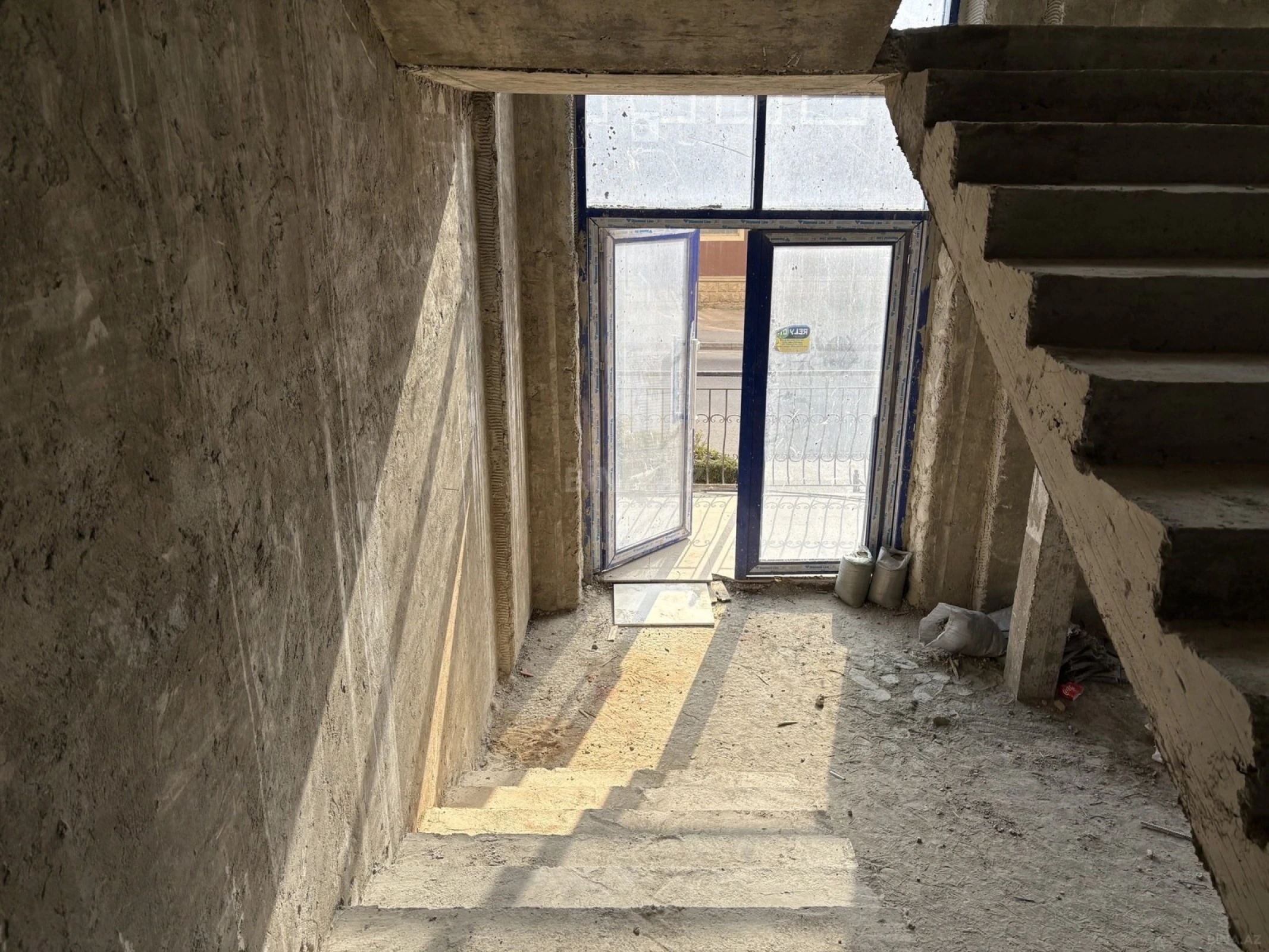 Satılır obyekt 220 m²