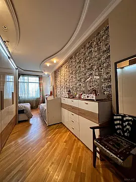 Satılır 3 otaqlı mənzil 130 m²