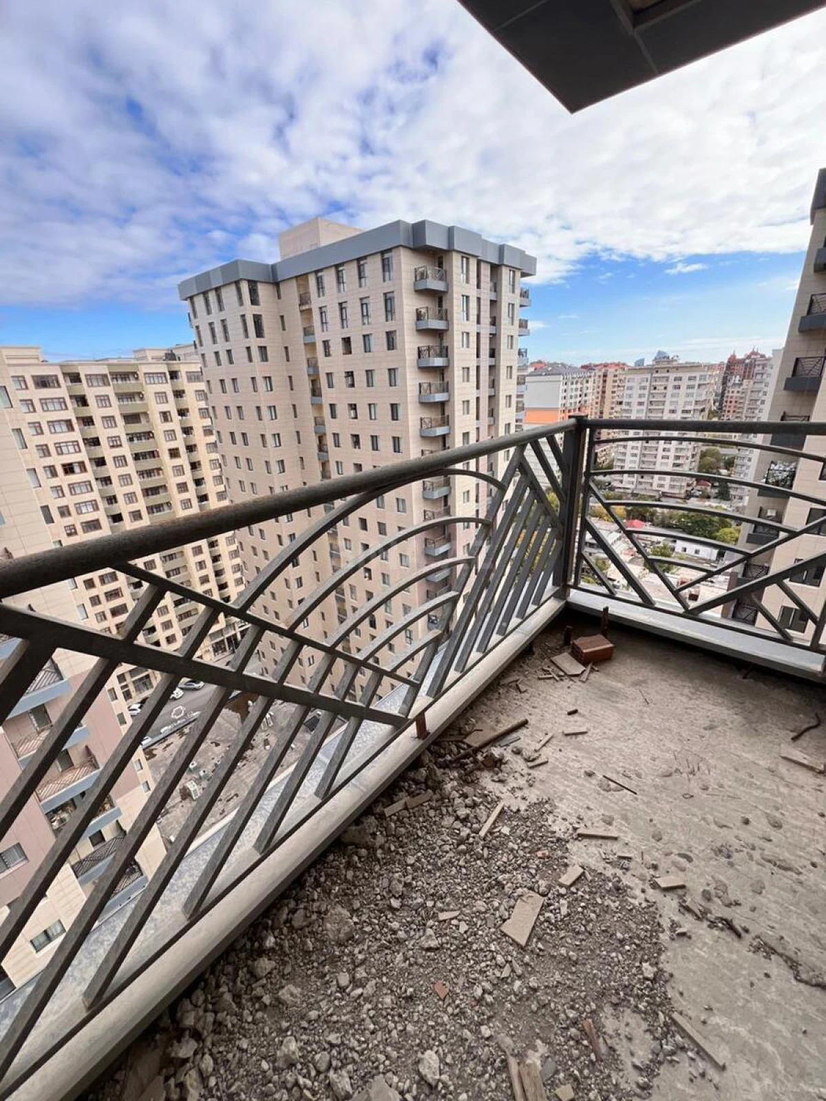 Satılır 4 otaqlı mənzil 160 m²