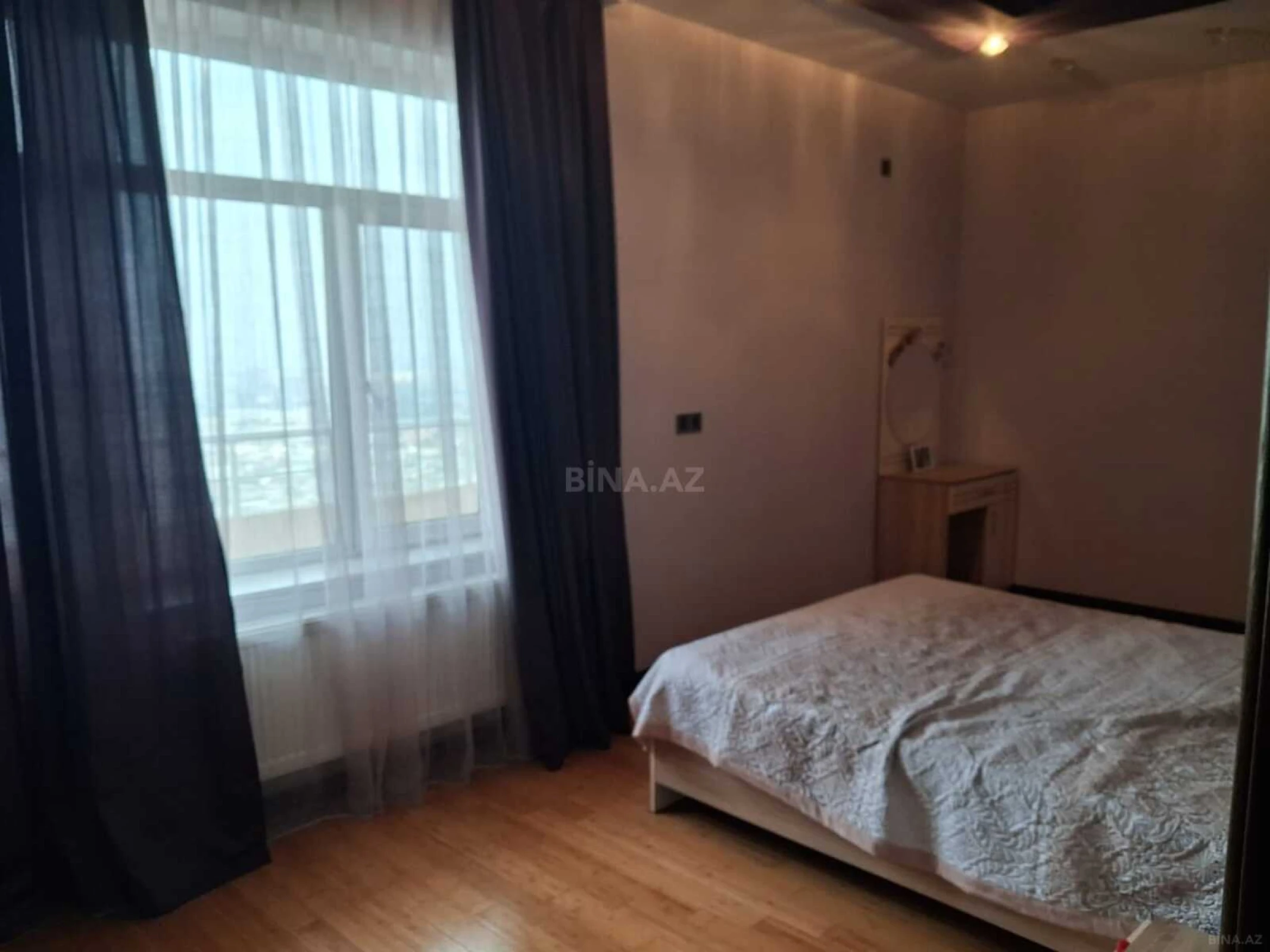 Satılır 3 otaqlı mənzil 165 m²