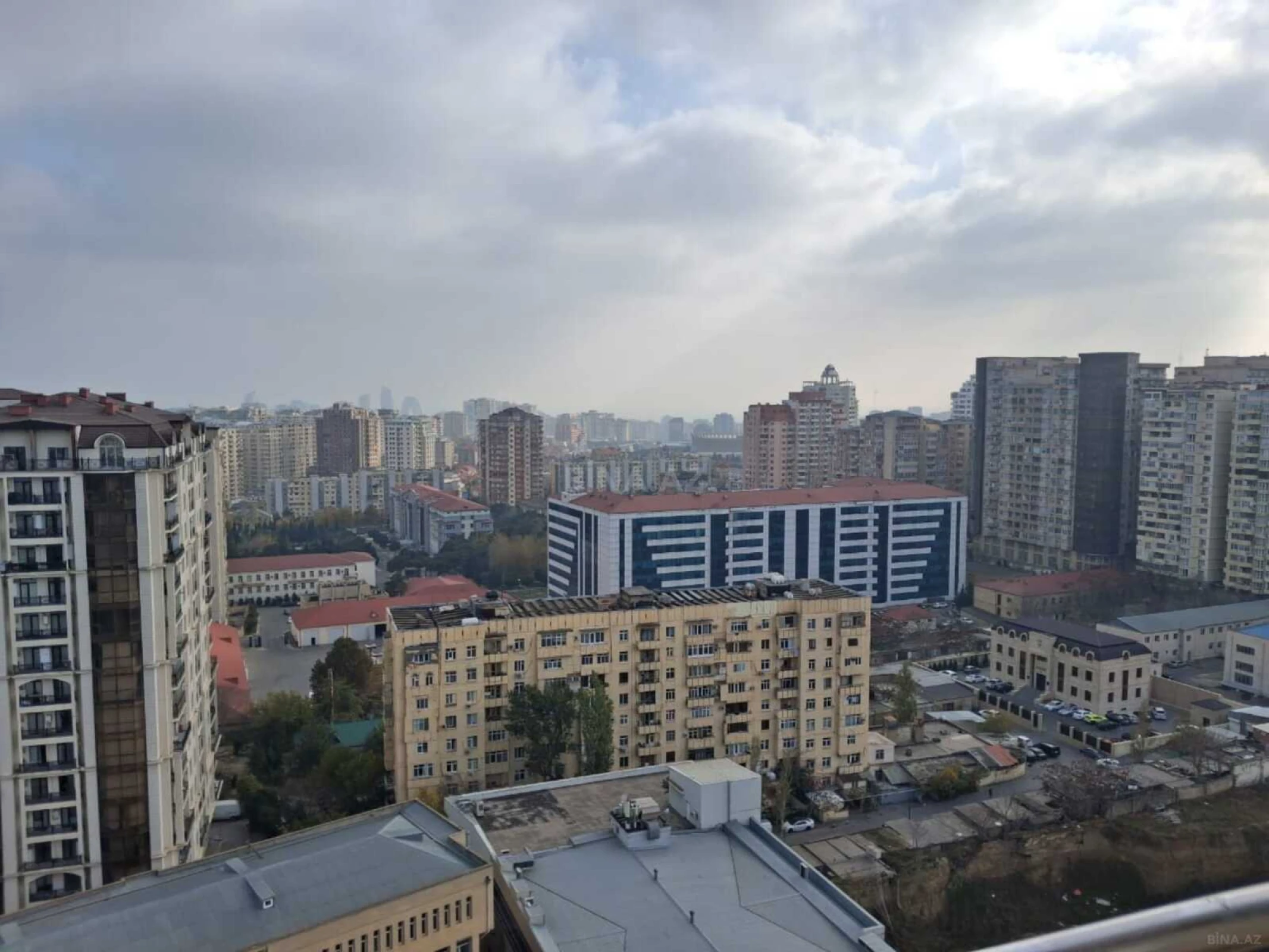 Satılır 3 otaqlı mənzil 165 m²