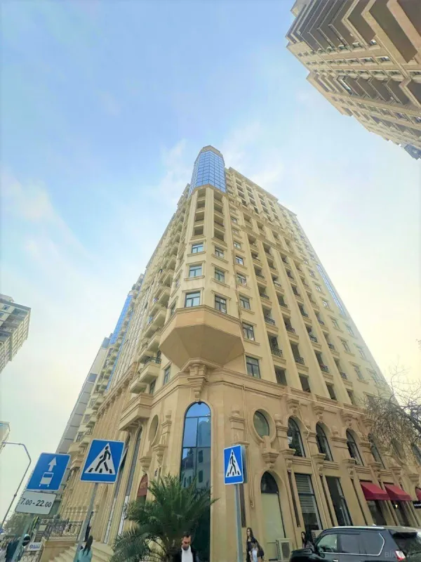 Satılır 4 otaqlı mənzil 242 m²