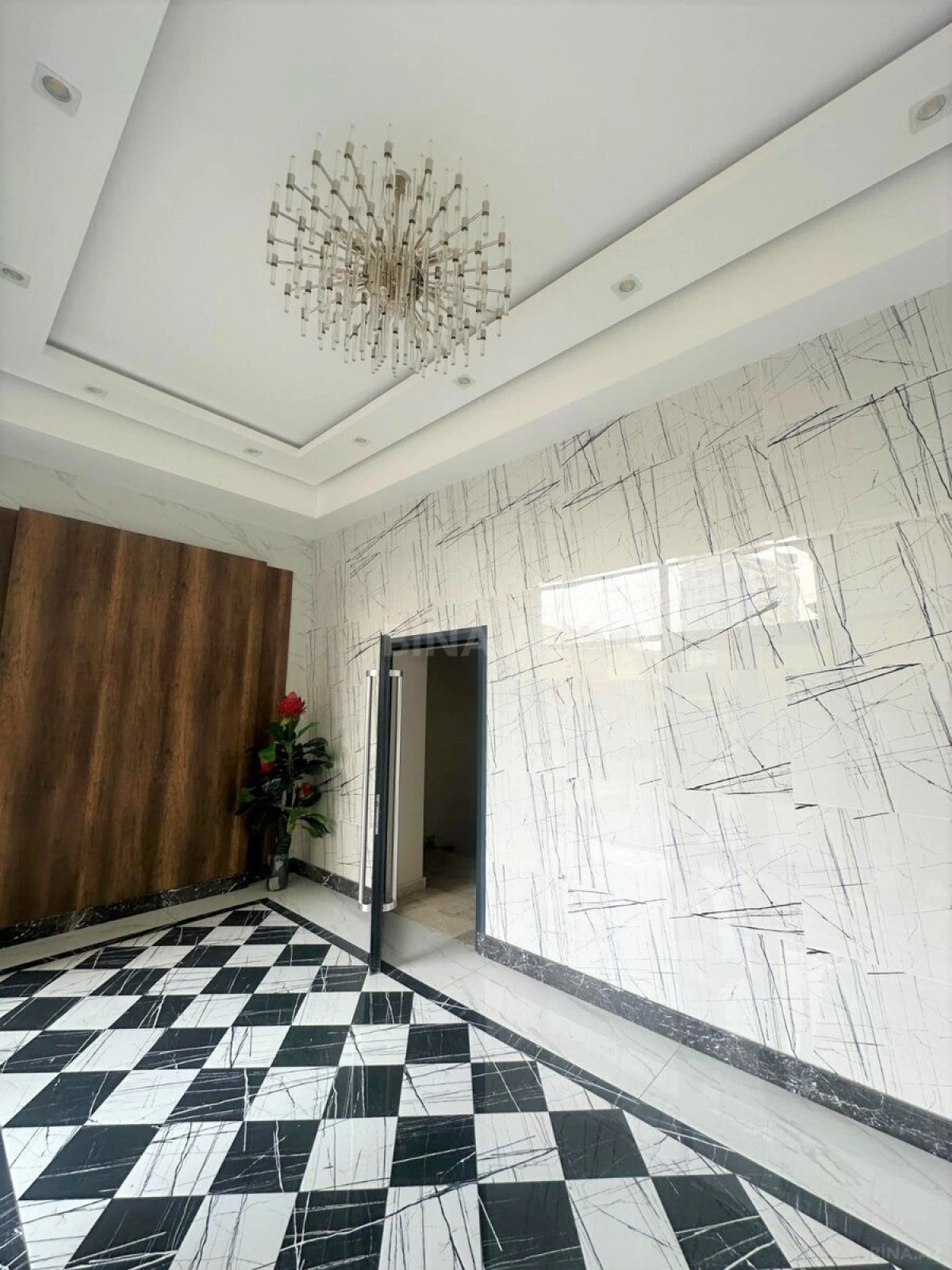 Satılır 4 otaqlı mənzil 242 m²