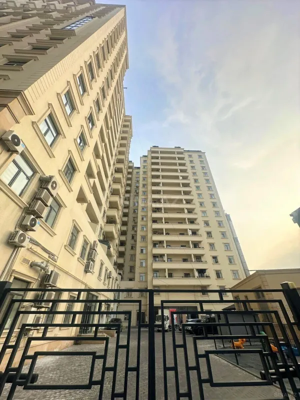 Satılır 4 otaqlı mənzil 242 m²