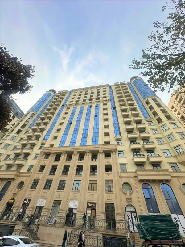 Satılır 4 otaqlı mənzil 242 m²