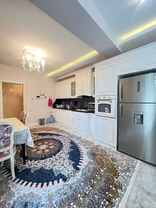 Satılır 4 otaqlı mənzil 176 m²