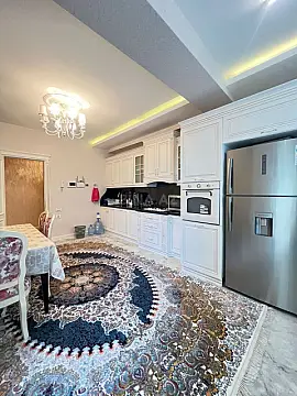 Satılır 4 otaqlı mənzil 176 m²