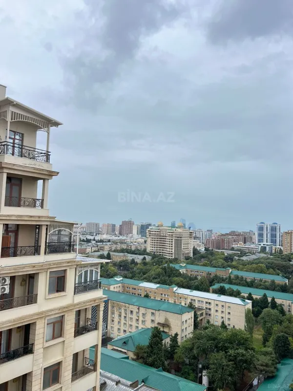 Satılır 4 otaqlı mənzil 176 m²