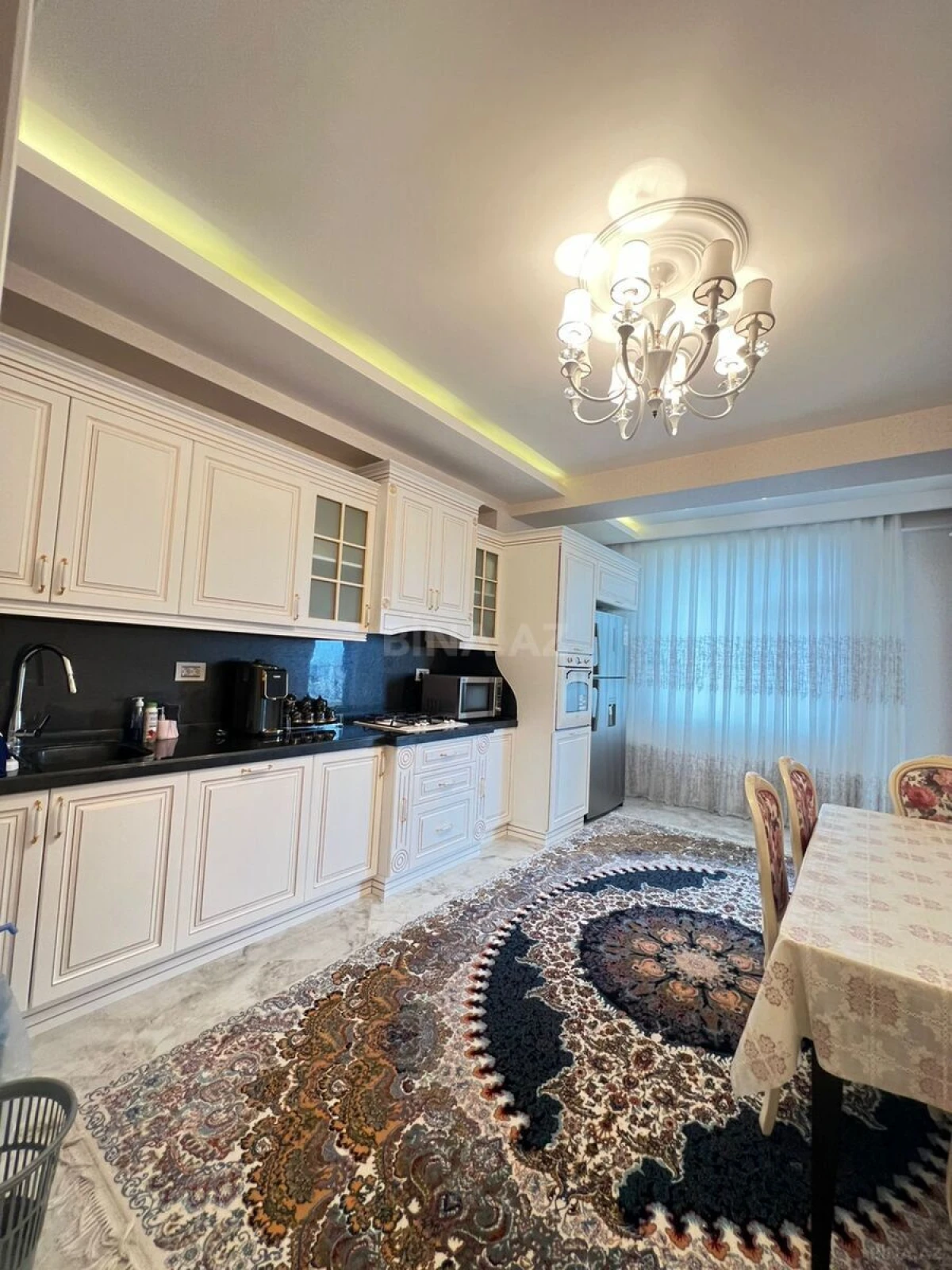 Satılır 4 otaqlı mənzil 176 m²