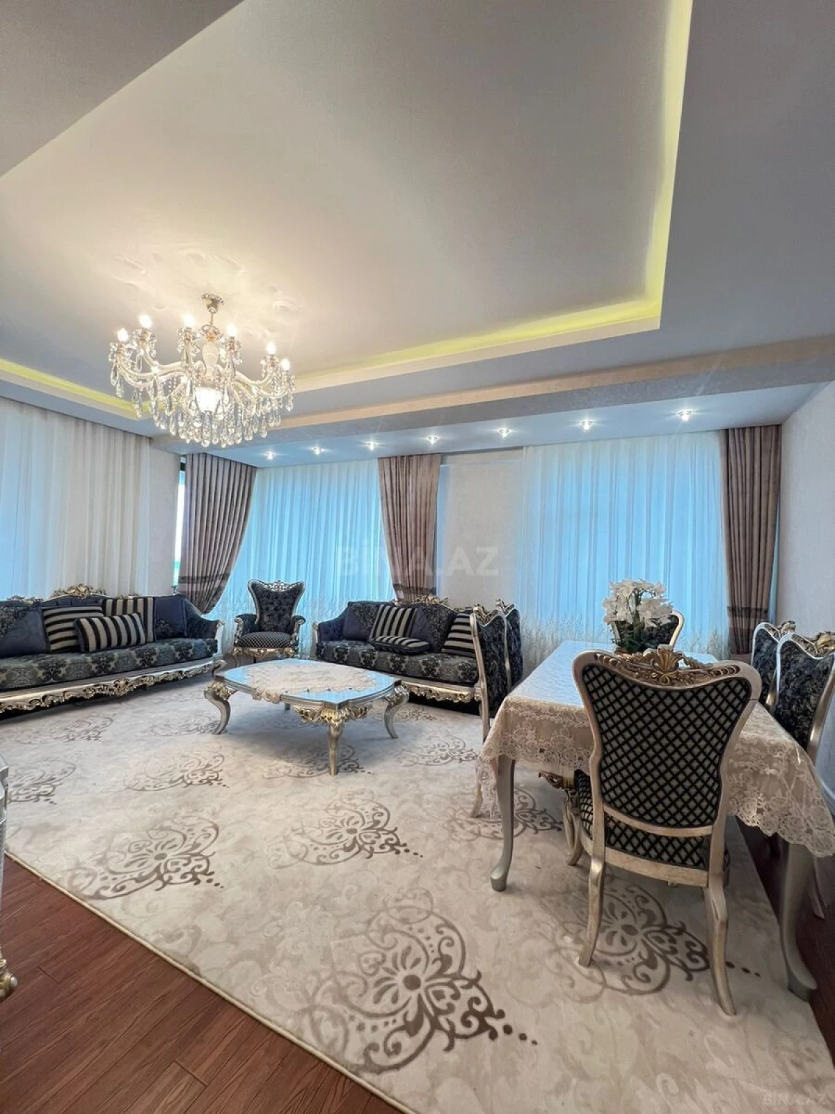 Satılır 4 otaqlı mənzil 176 m²