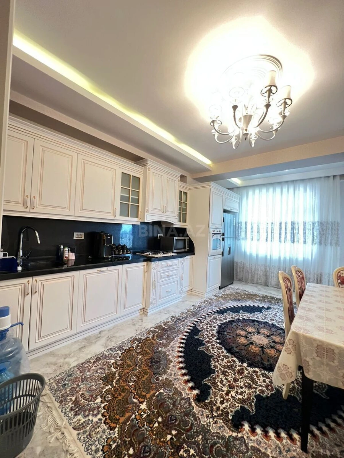 Satılır 4 otaqlı mənzil 176 m²