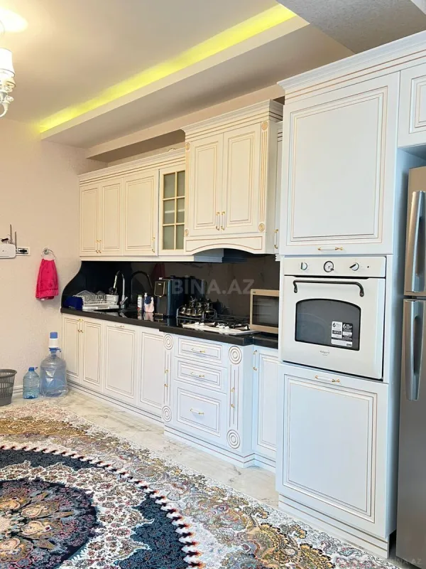 Satılır 4 otaqlı mənzil 176 m²