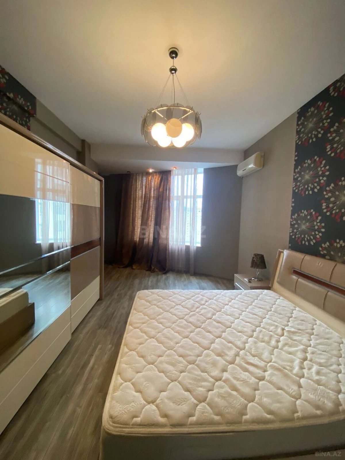 Kirayə verilir 4 otaqlı mənzil 200 m²