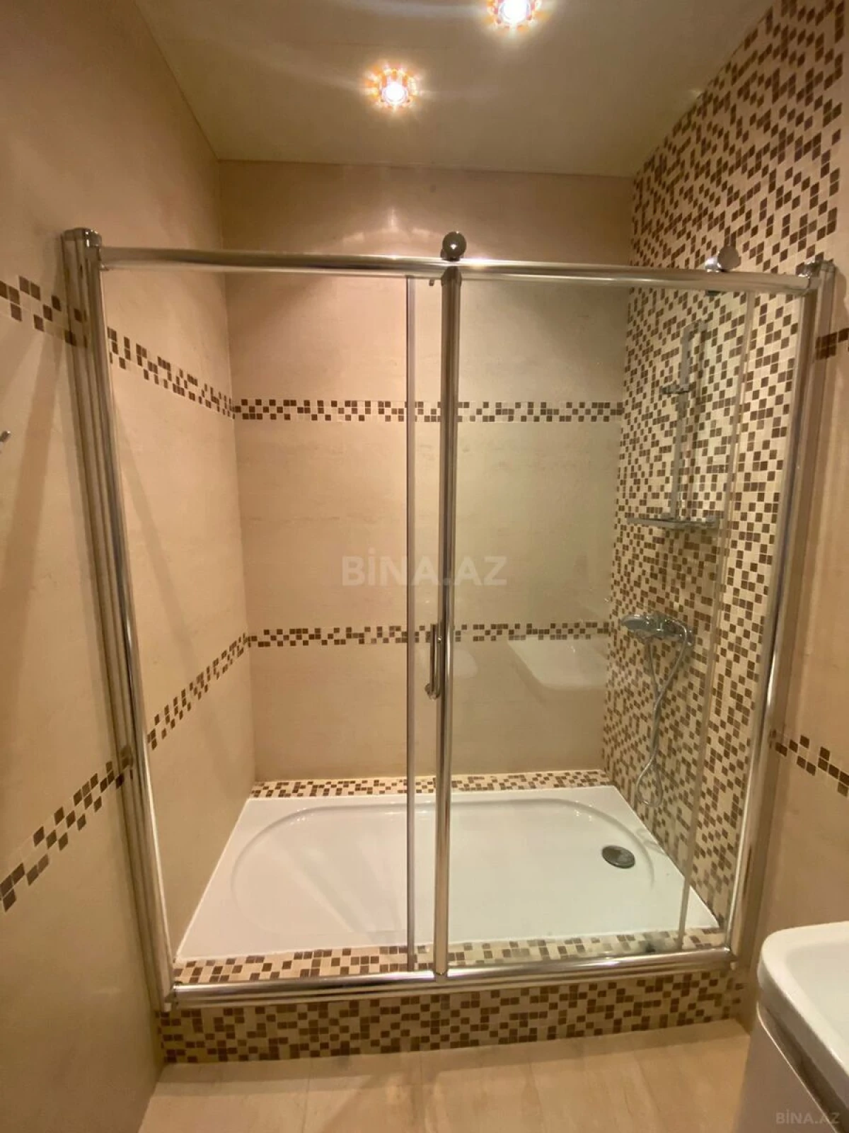 Kirayə verilir 4 otaqlı mənzil 200 m²