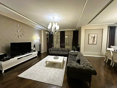 Satılır 4 otaqlı mənzil 210 m²