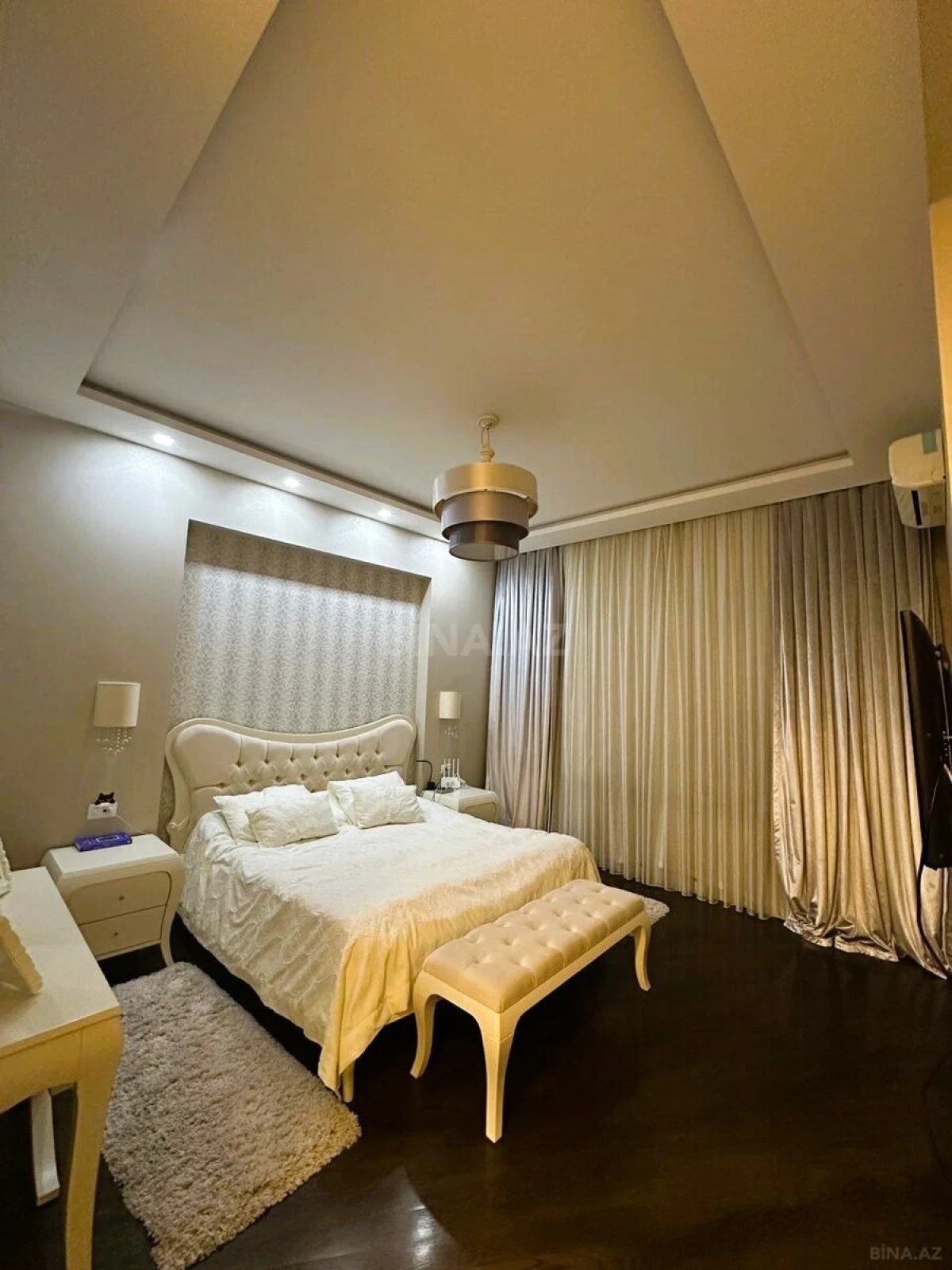Satılır 4 otaqlı mənzil 210 m²