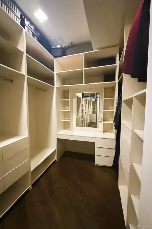 Satılır 4 otaqlı mənzil 210 m²