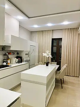 Satılır 4 otaqlı mənzil 210 m²