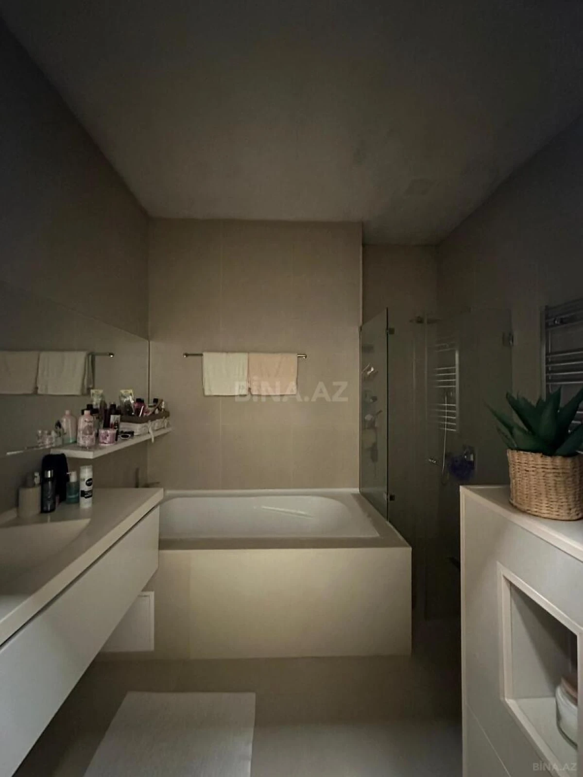 Satılır 4 otaqlı mənzil 210 m²