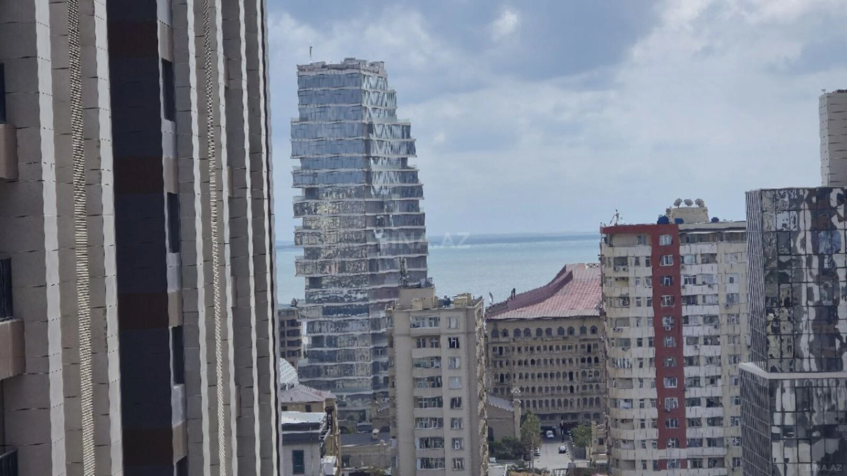 Satılır 3 otaqlı mənzil 127 m²