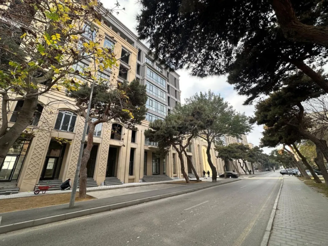 Satılır 4 otaqlı mənzil 261 m²