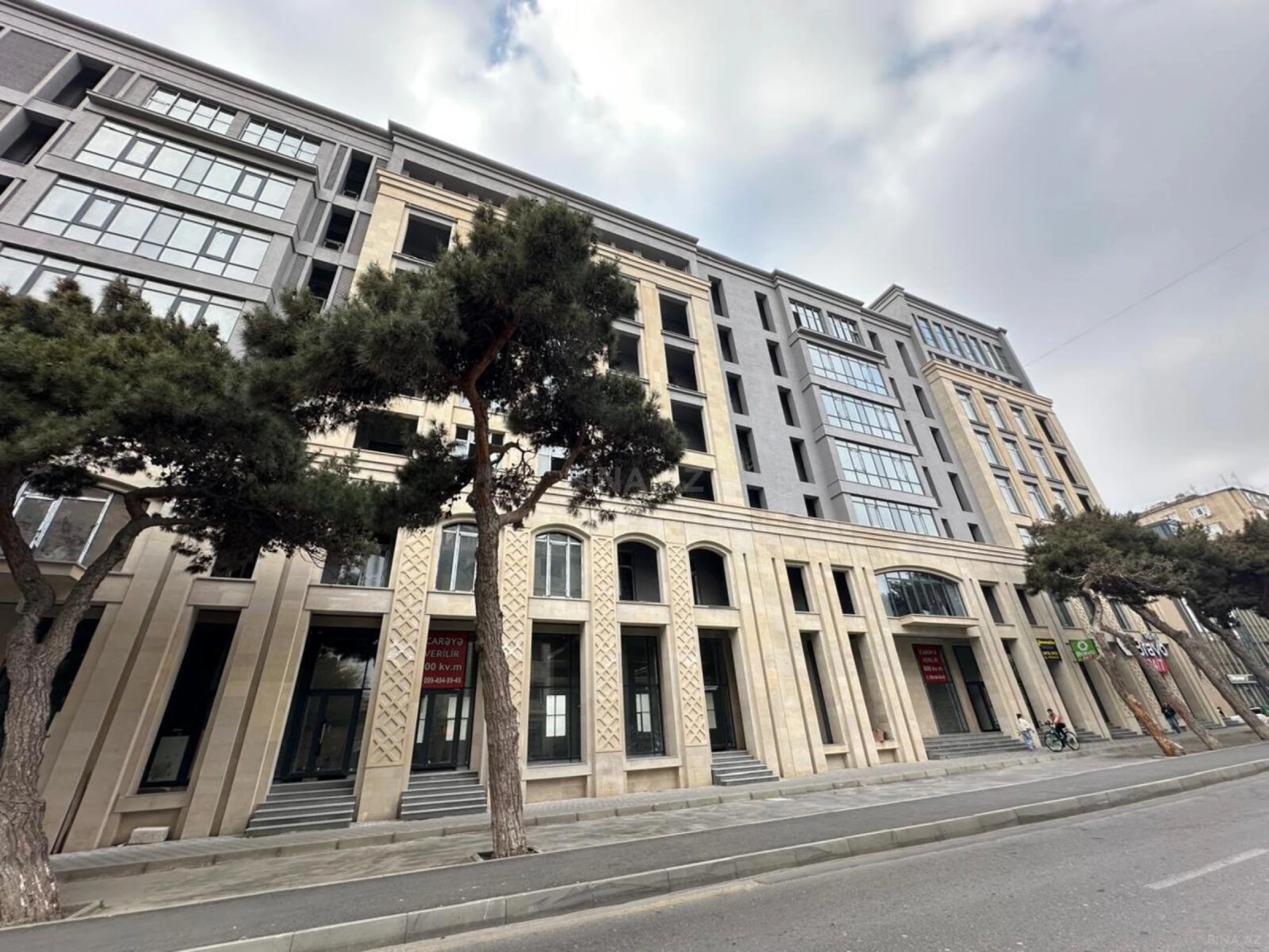 Satılır 4 otaqlı mənzil 261 m²
