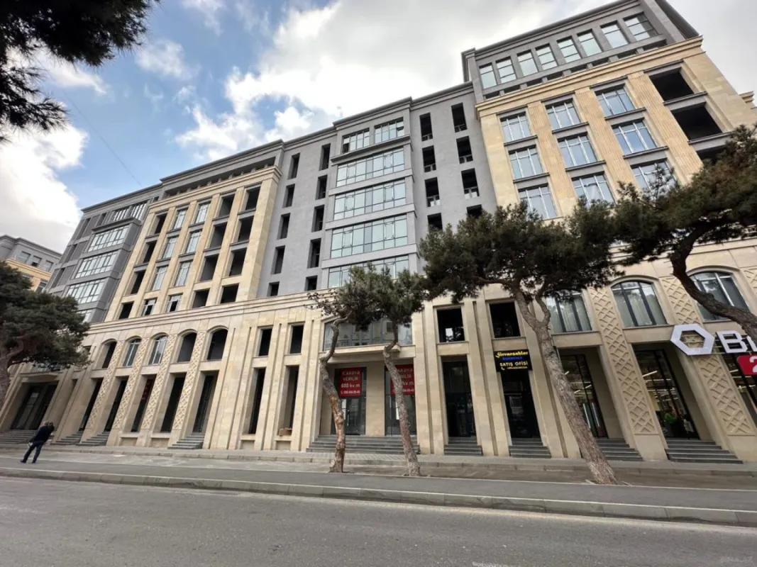 Satılır 4 otaqlı mənzil 261 m²