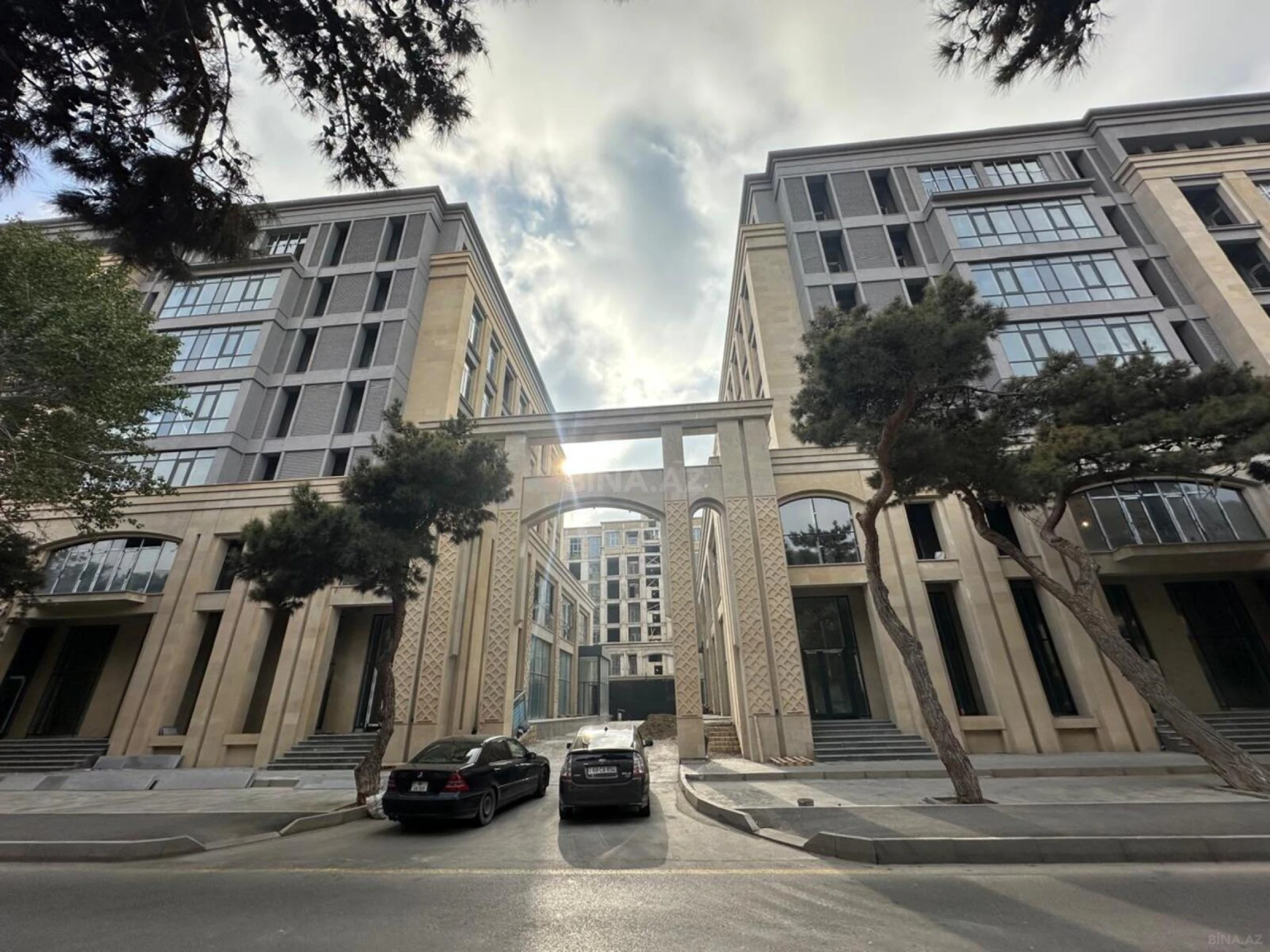 Satılır 4 otaqlı mənzil 261 m²