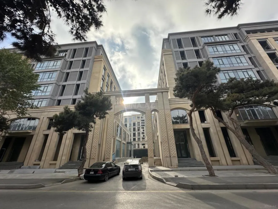 Satılır 4 otaqlı mənzil 261 m²