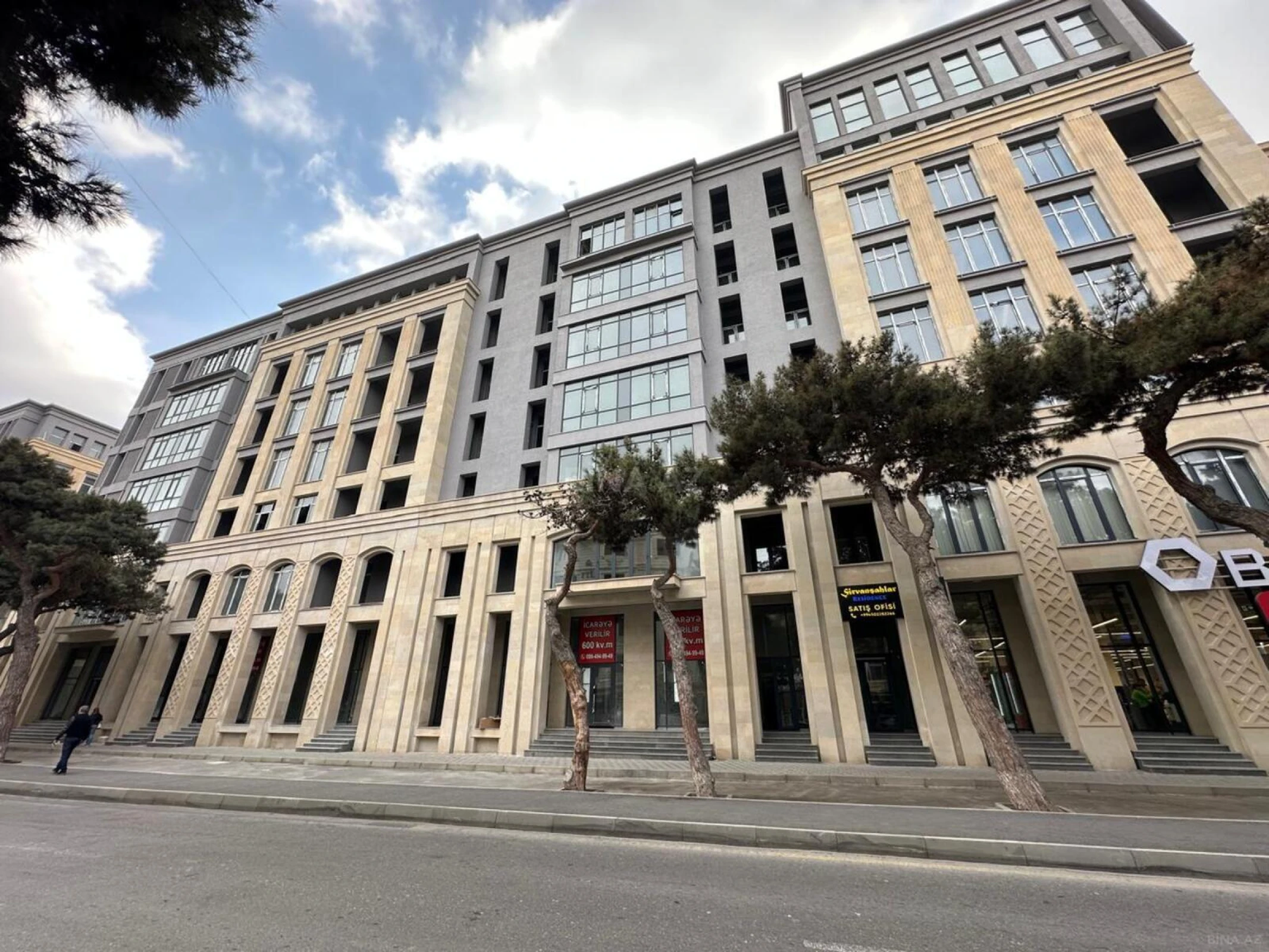 Satılır 4 otaqlı mənzil 261 m²