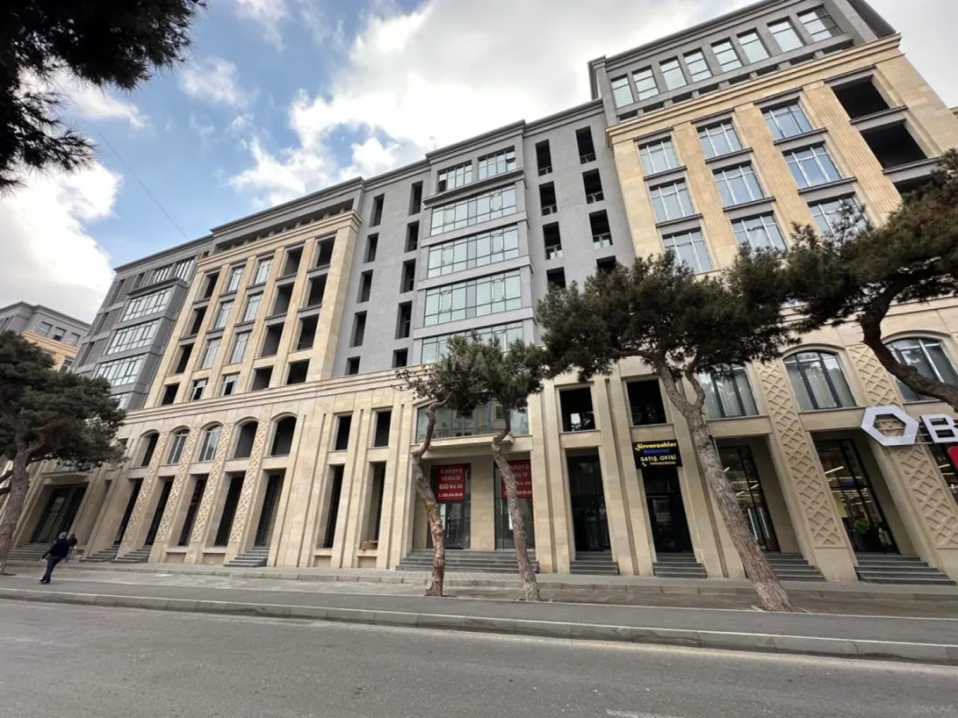 Satılır 4 otaqlı mənzil 261 m²