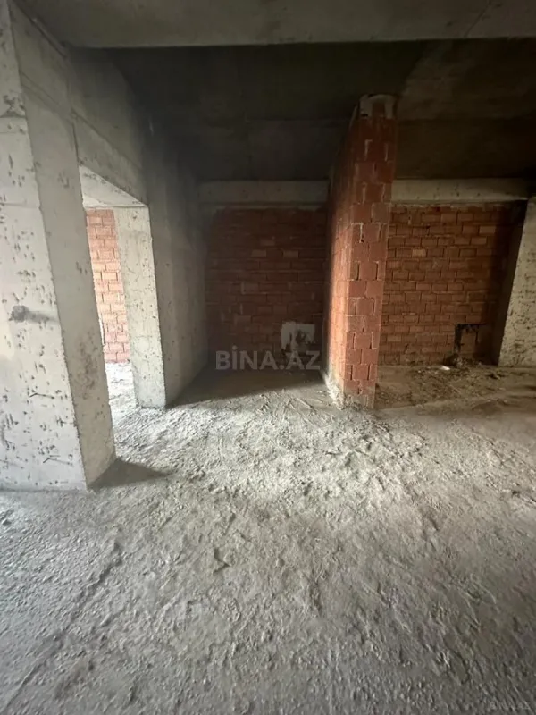 Satılır 4 otaqlı mənzil 261 m²