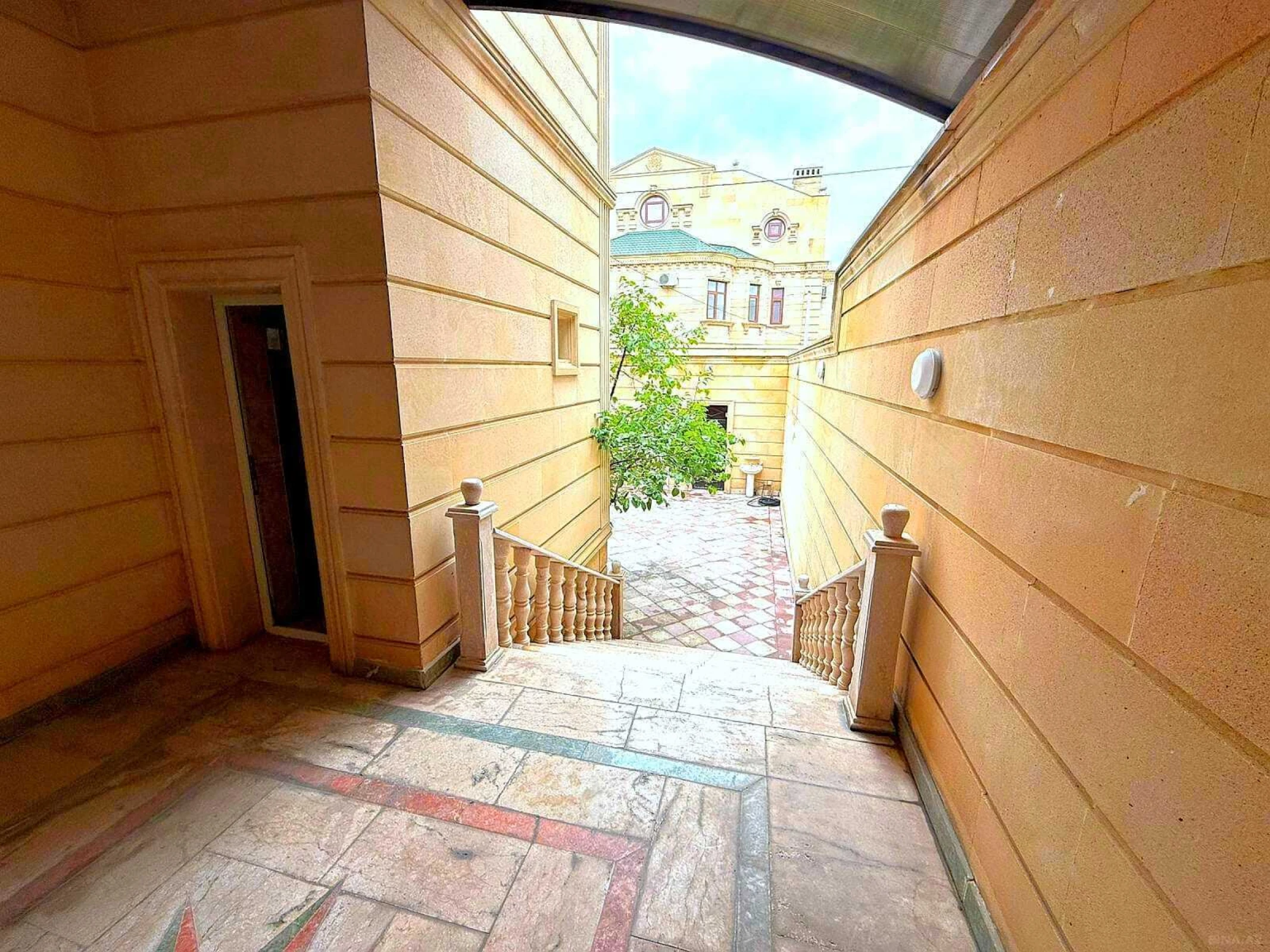 Satılır 7 otaqlı həyət evi 550.5 m²