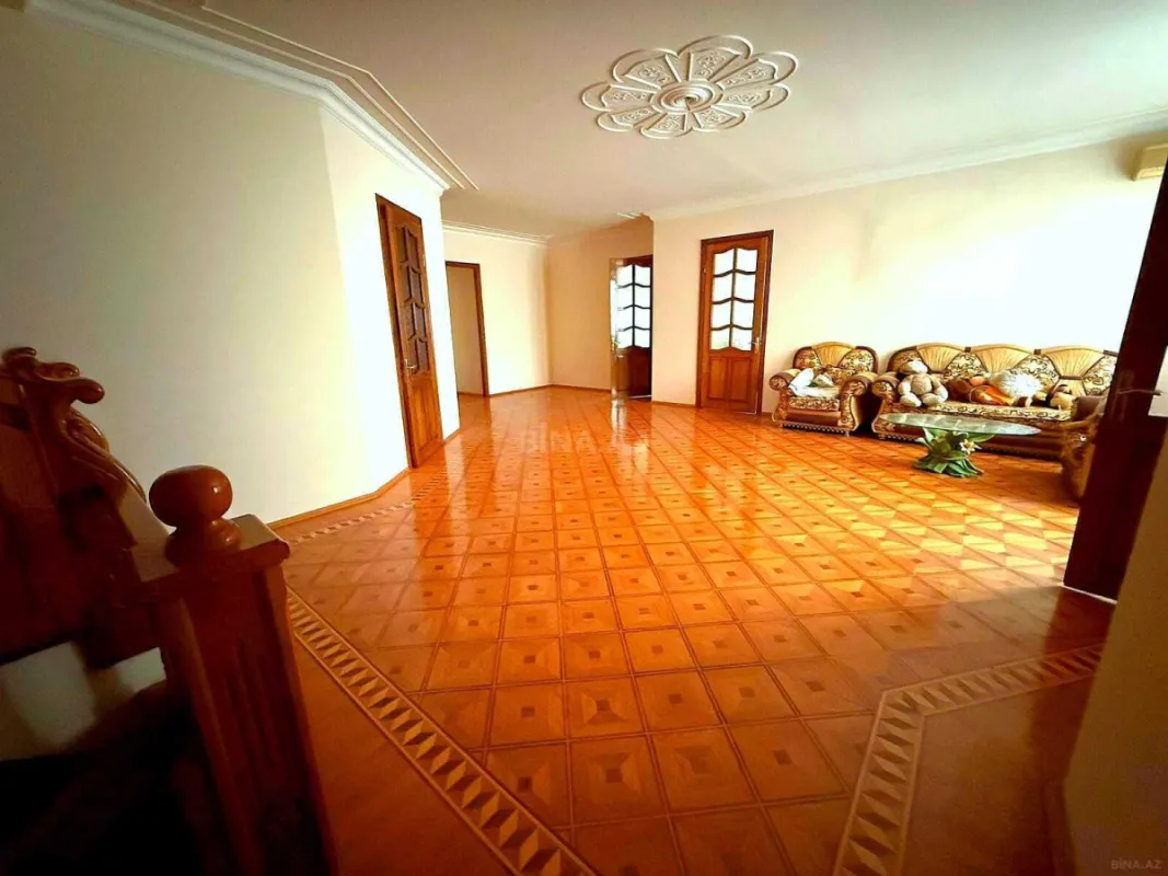 Satılır 7 otaqlı həyət evi 550.5 m²