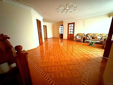 Satılır 7 otaqlı həyət evi 550.5 m²