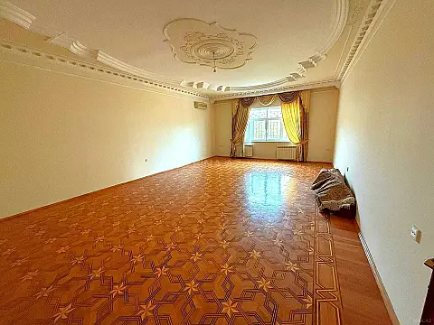 Satılır 7 otaqlı həyət evi 550.5 m²