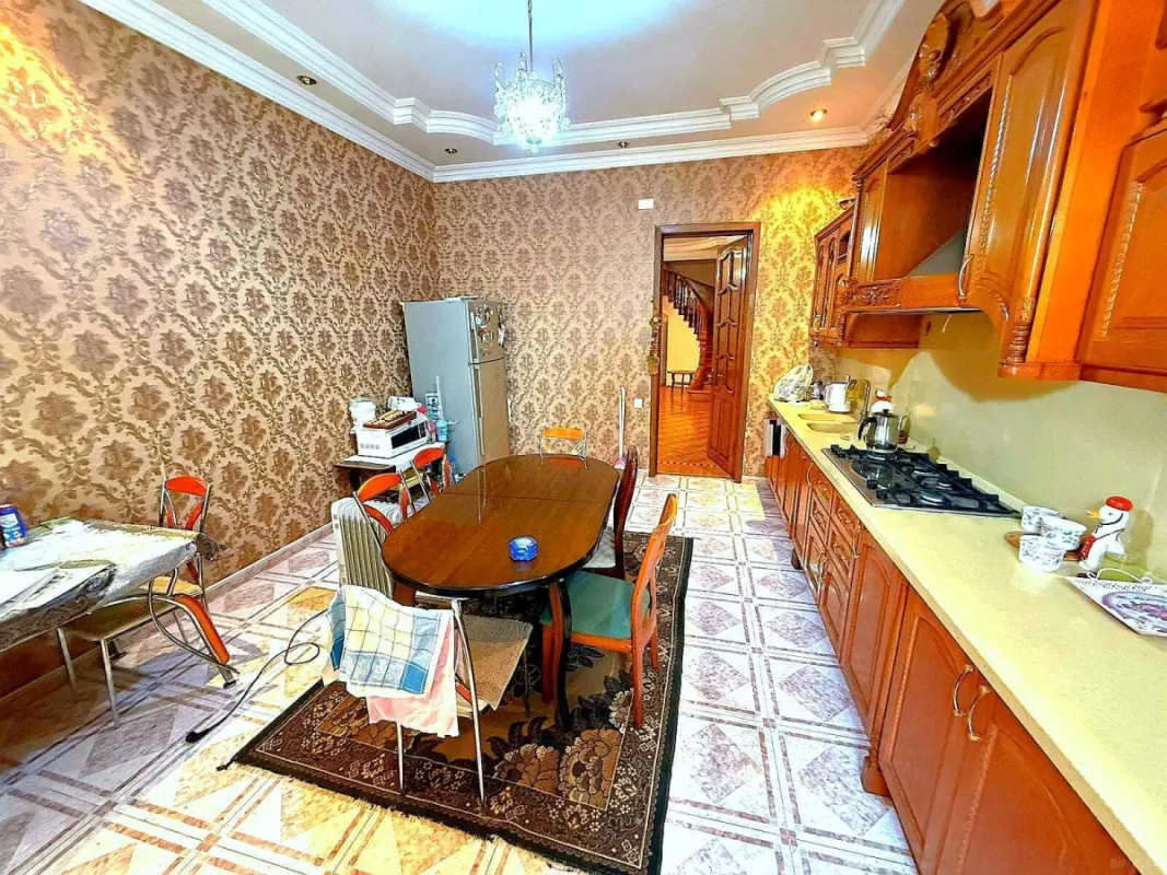Satılır 7 otaqlı həyət evi 550.5 m²