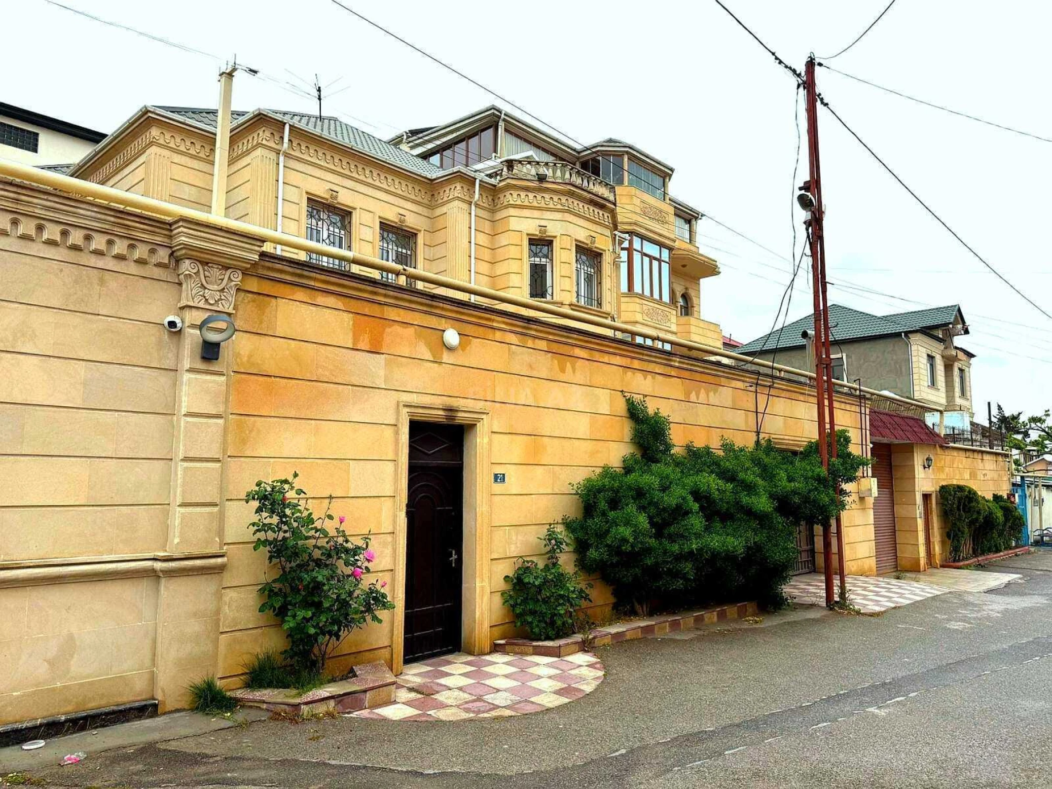 Satılır 7 otaqlı həyət evi 550.5 m²