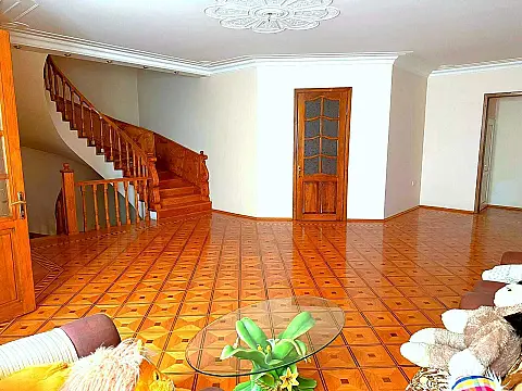 Satılır 7 otaqlı həyət evi 550.5 m²