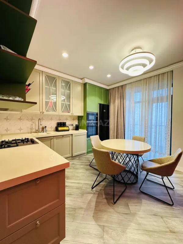 Kirayə verilir 3 otaqlı mənzil 180 m²