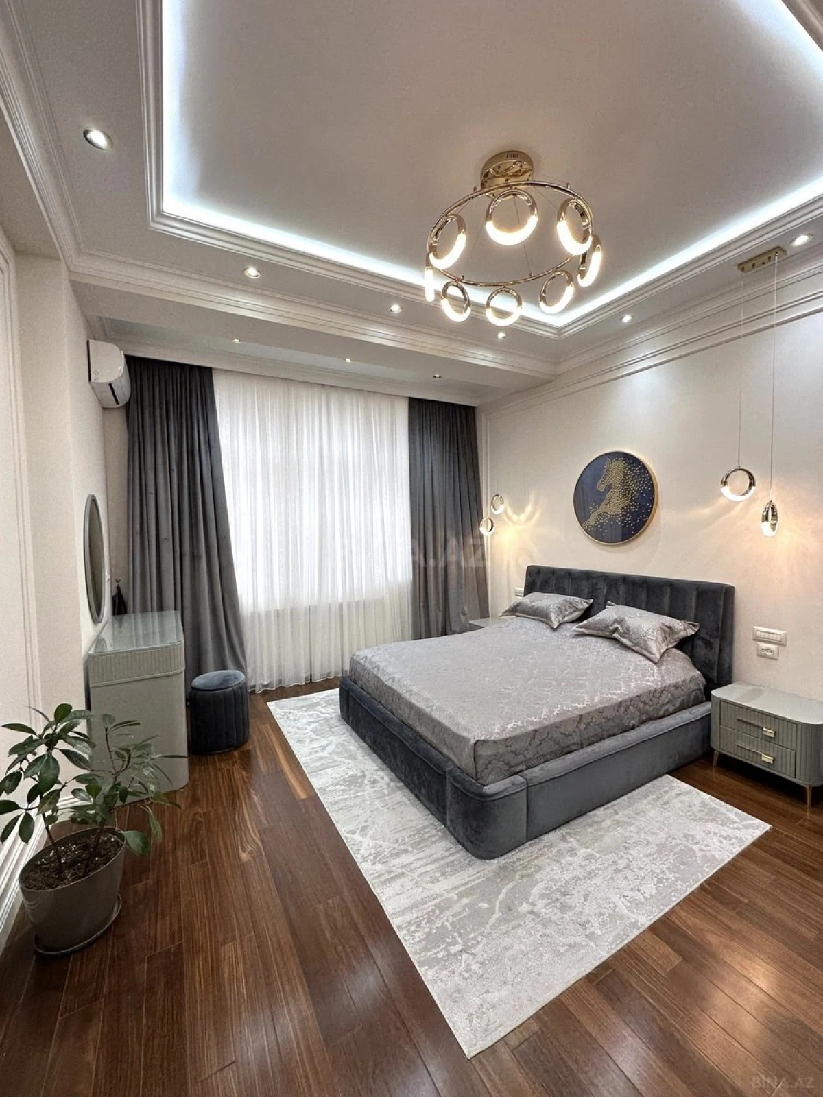 Satılır 4 otaqlı mənzil 200 m²