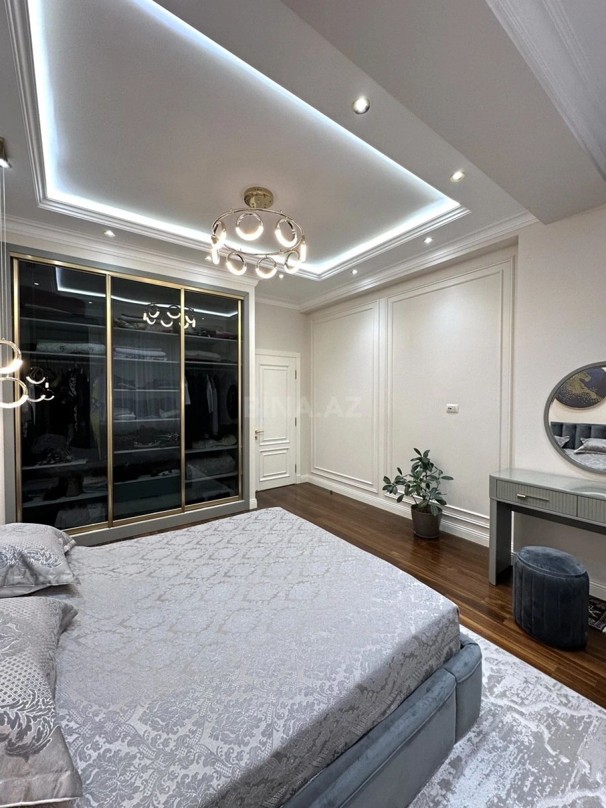 Satılır 4 otaqlı mənzil 200 m²
