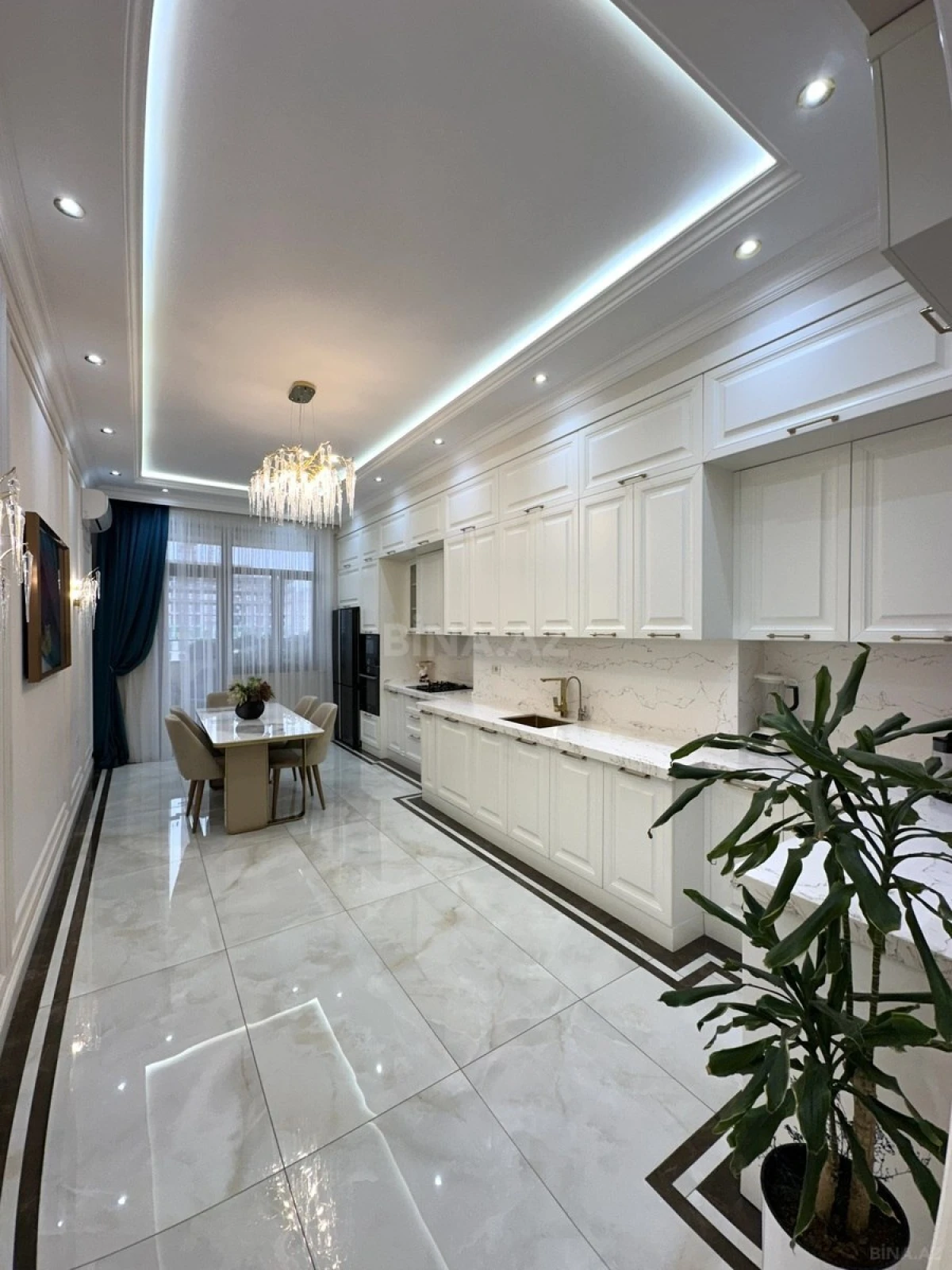 Satılır 4 otaqlı mənzil 200 m²