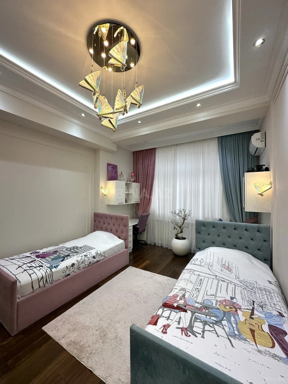 Satılır 4 otaqlı mənzil 200 m²